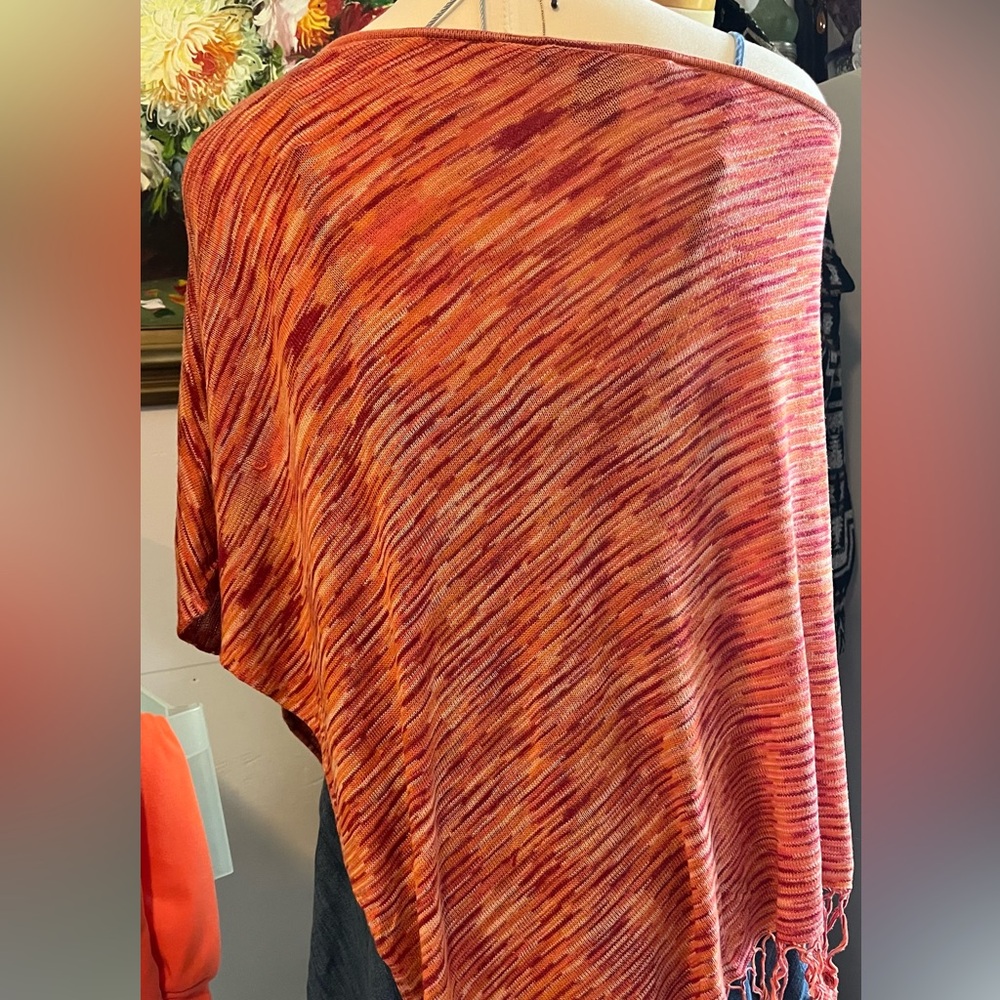 Larry Levine silk/cotton Orange Knit Poncho with Fringe - Picture 3 of 5